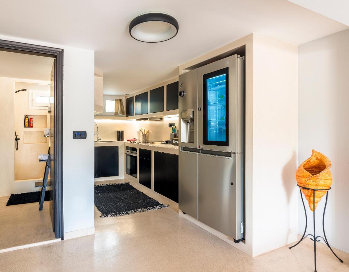 Black And White Apartment Pollonia Extérieur photo